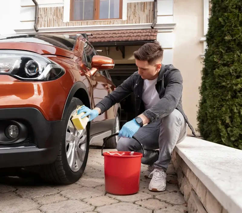 Lavage auto à domicile Blandouet-Saint Jean : professionnel intervenant sur un véhicule